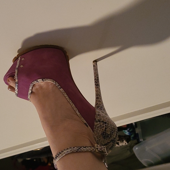 Like new 1969 suede and snake embossed stiletto platforms w/ peep toes - Picture 7 of 7